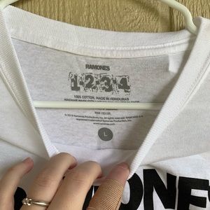 Hot Topic Tops - 🆕RAMONES CROPPED BAND TEE IN WHITE Hot Topic Tops - 🆕RAMONES CROPPED BAND TEE IN WHITE